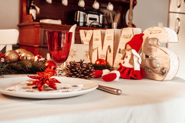 Kerstdecoraties op een feestelijke tafel